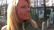 Sexy deutsche Frau in Jeans furzt in ihre Vagina, indem sie ihre Hose zerreißt
