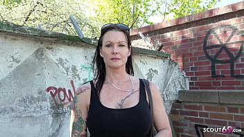 Deutsches Mädchen mit roten Haaren lutscht den Penis eines Mannes und schmatzt in der ersten Person