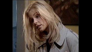 Blonde Berlinerin wichst den Penis eines anderen Mannes