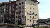 Blondhaarige deutsche Frau gibt einen Kehlenblowjob mit Spermaschlucken